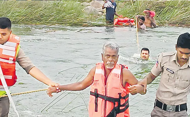 Farmers who reached the shore safely - Sakshi