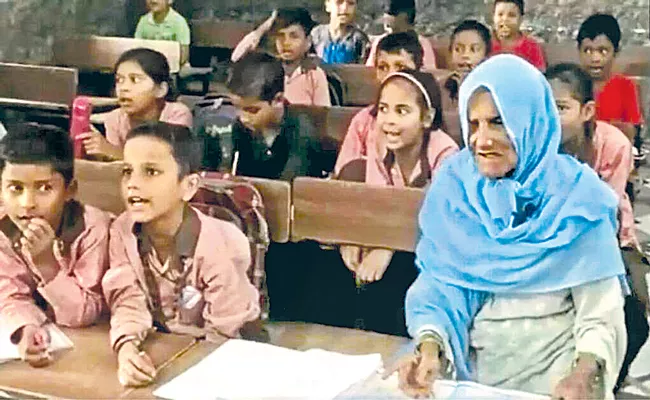 92-year-old grandmother from Uttar Pradesh goes to school - Sakshi