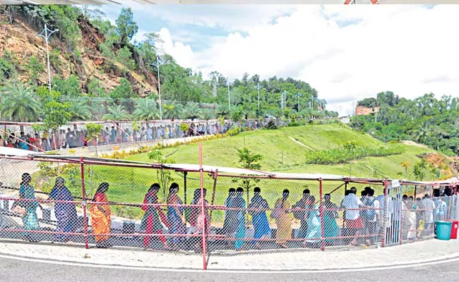 The queue in Tirumala stretches up to 5 kms - Sakshi