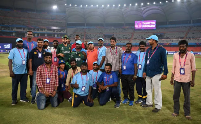 CWC 2023 PAK VS SL: Pak Captain Babar Azam Gifted His Jersey To Hyderabad Stadium Ground Staff - Sakshi