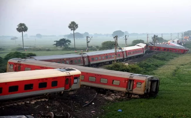 Bihar Train mishap: Railways To Give 10 Lakh Ex Gratia To Kin - Sakshi