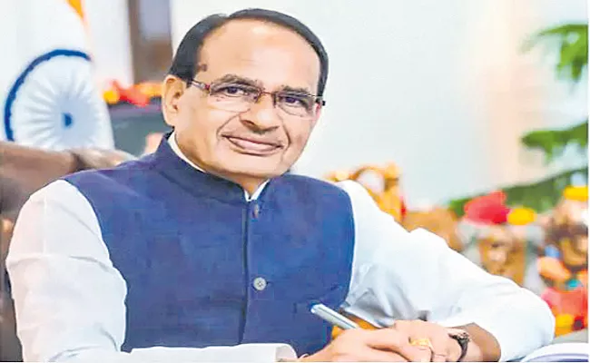 Madhya Pradesh CM Chouhan engages in war of words with Priyanka Gandhi, Kamal Nath - Sakshi