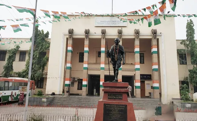 Protests By Congress Minority Leaders At Gandhi Bhavan - Sakshi