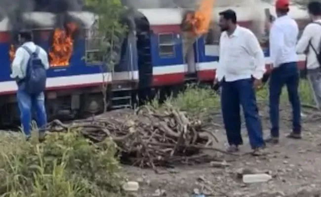 Fire Breaks Out In 5 Coaches Of Train In Maharashtra - Sakshi