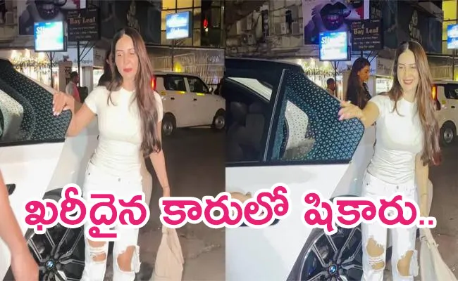 Kim Sharma New BMW i7 Electric Sedan Price And Details - Sakshi