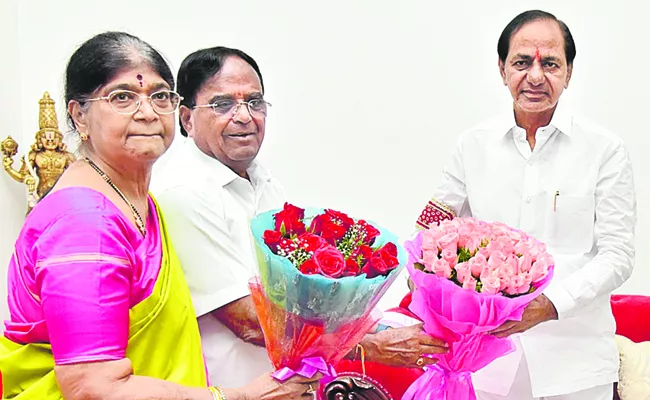 Ponnala meets KCR in Pragathi Bhavan - Sakshi