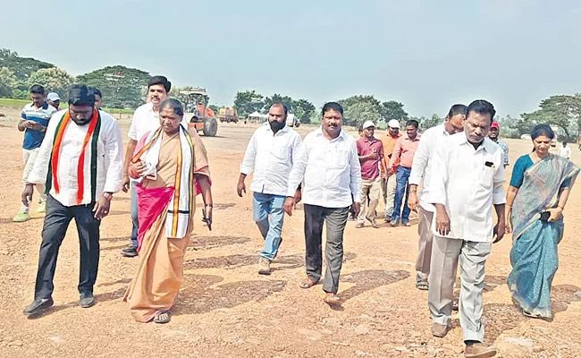 Rahul and Priyanka to flag off bus yatra from Ramappa Temple on Oct 18 - Sakshi