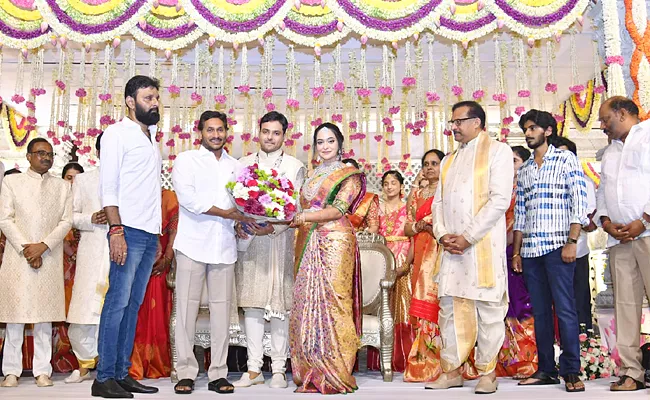 Cm Jagan Attended The Wedding Of Ex Minister Kodali Nani Niece - Sakshi