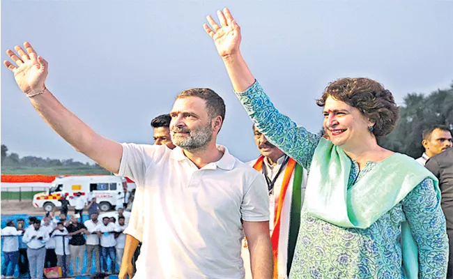 Congress Leaders Rahul Gandhi Priyanka Gandhi At Public Meeting - Sakshi