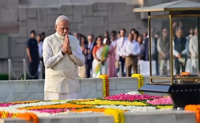 Gandhi Jayanti: PM Modi Kharge And Other Pays Tributes at Rajghat - Sakshi