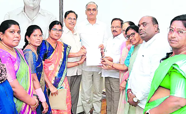 Telangana Anganwadi Teachers in PRC - Sakshi