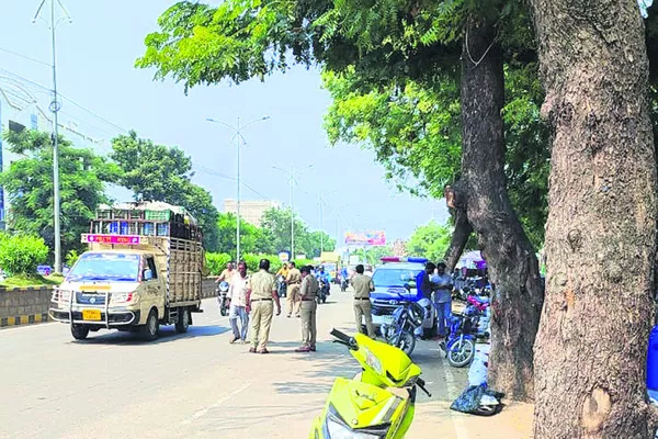 కామారెడ్డిలో ప్రధాన రహదారిపై బ్యాంకుల వద్ద తనిఖీ చేస్తున్న పోలీసులు - Sakshi