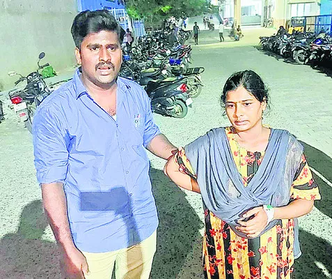 నిరసన వ్యక్తం చేస్తున్న దంపతులు - Sakshi