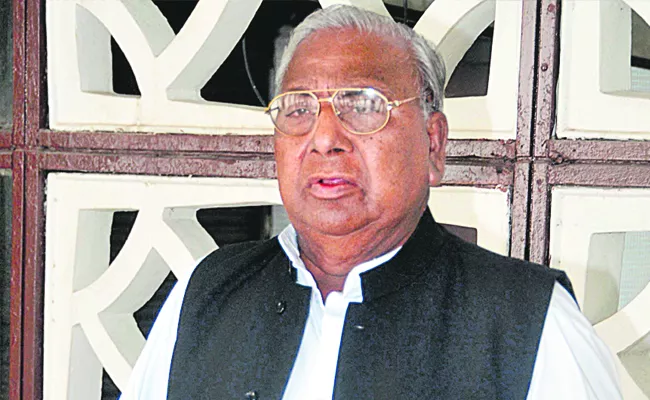 Congress leader V Hanumantha Rao targets MP Uttam Kumar Reddy - Sakshi