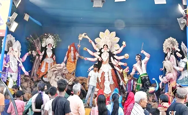 3 Killed Several Injured In Stampede At Durga Puja Pandal In Bihar - Sakshi