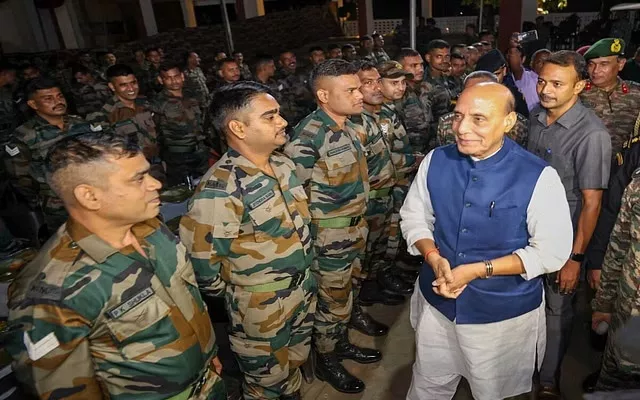 Rajnath Singh at Arunanchal Pradesh Celebreated Vijyadashmi with Indian Army - Sakshi