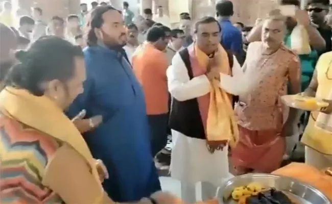 Ambani Puja At Dwarkadhish Temple - Sakshi