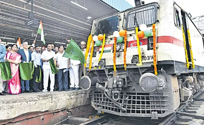 Amrit Kalash special train from Vijayawada to Delhi - Sakshi