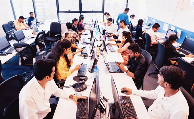 Hiring Declines In Indian It Sector For The First Time In 25 Years - Sakshi