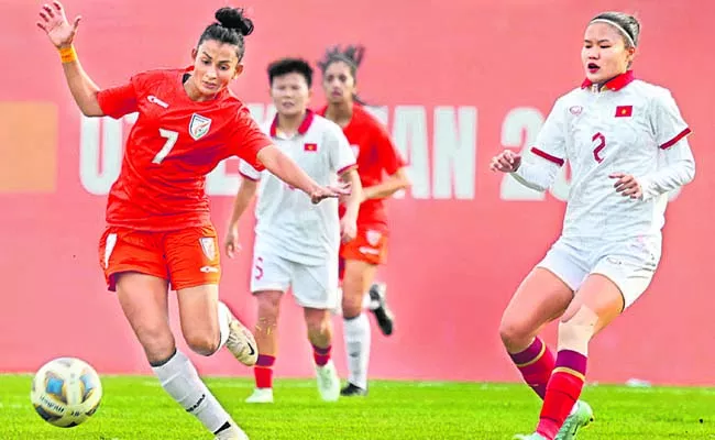 Second defeat for the womens football team - Sakshi