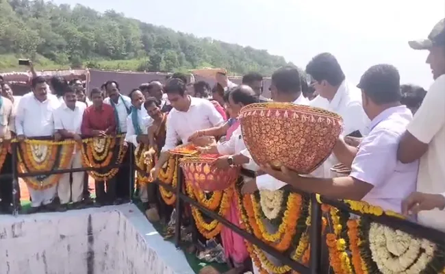 KTR Nirmal district Tour: ASHA Workers Protest At Gundampally - Sakshi