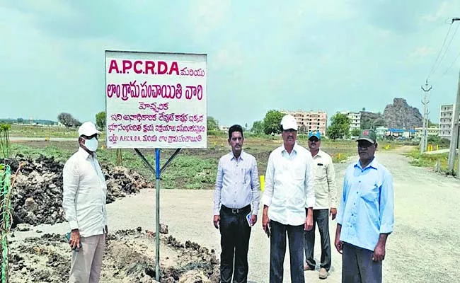 Hundreds of illegal layouts under CRDA - Sakshi