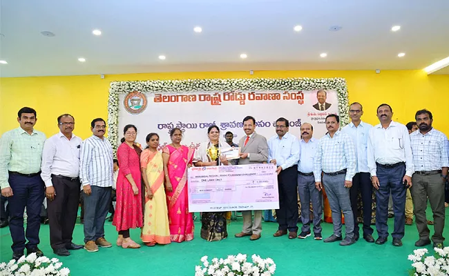 Presentation Of Awards To TSRTC Employees - Sakshi