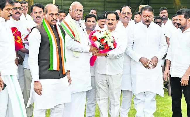 Kasireddy Narayana Reddy joined the Congress - Sakshi