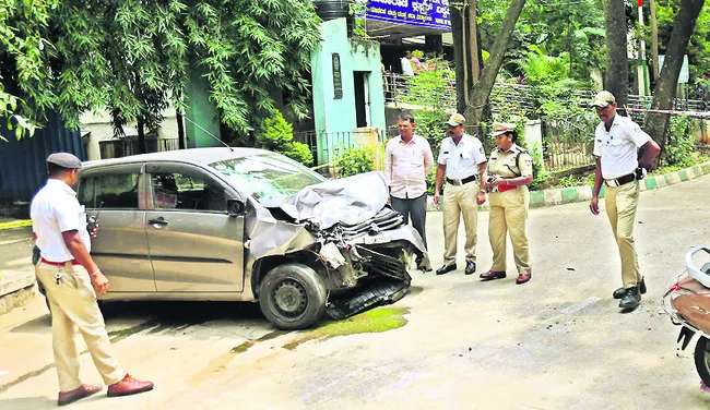 ప్రమాదానికి కారణమైన కారు  - Sakshi