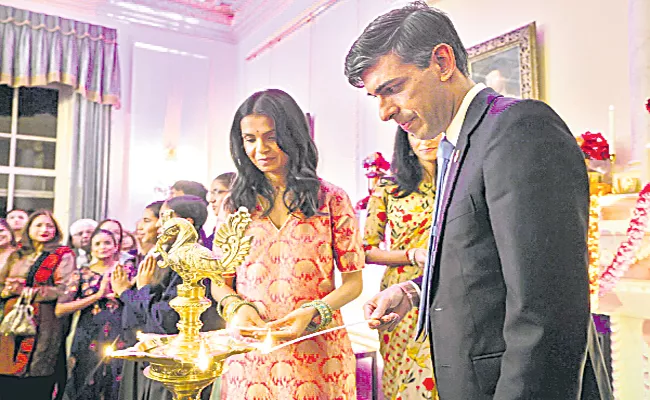 UK PM Rishi Sunak, Akshata Murty host Diwali event at Downing Street - Sakshi