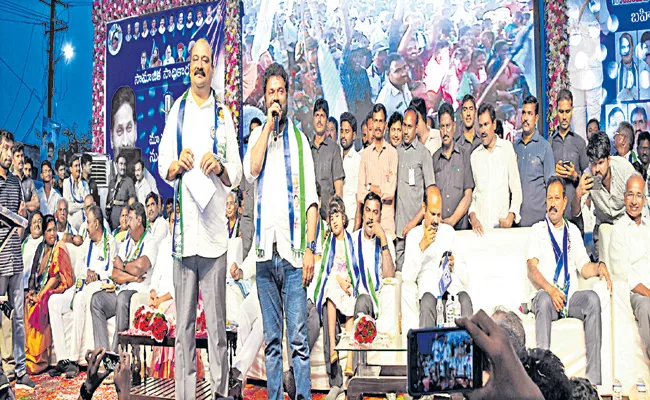 YSRCP Leaders At Pamarru Samajika Sadhikara Bus Yatra - Sakshi