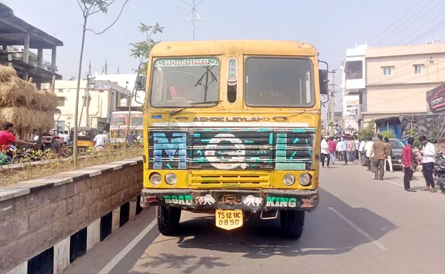 Two Children Died In Lorry Collision In Medak - Sakshi