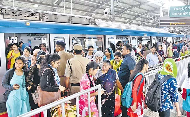 Free metro travel for girl students - Sakshi