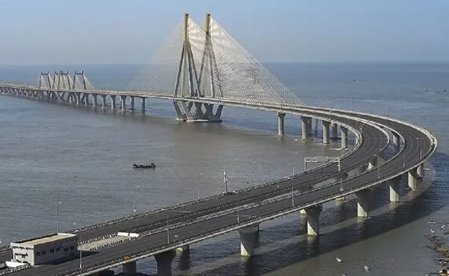 Bank employee suicide by jumping off Bandra Worli Sea Link - Sakshi