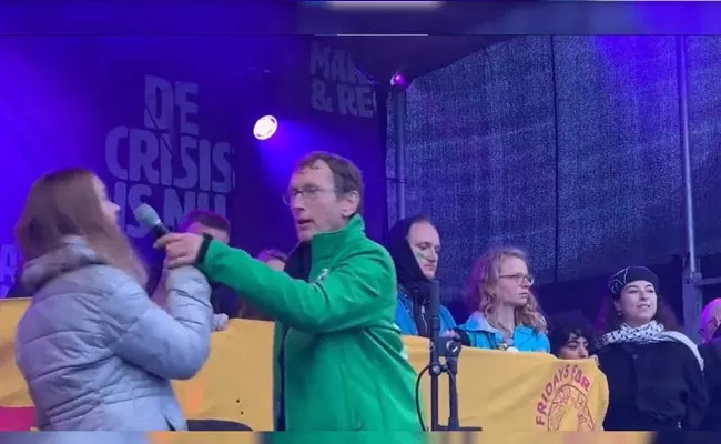 Man Grabs Mic From Greta Thunberg - Sakshi