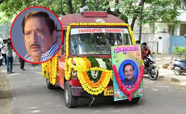 Chandra Mohan Last Rites At Panjagutta Crematorium Today - Sakshi