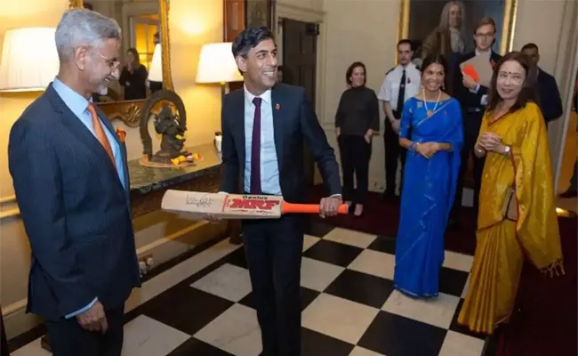 Jaishankar met British pm Rishi Sunak Gifted a Bat - Sakshi