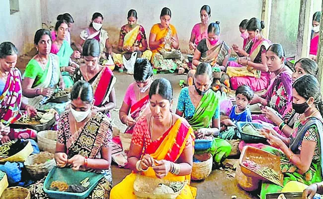 Welfare schemes not available to beedi workers - Sakshi