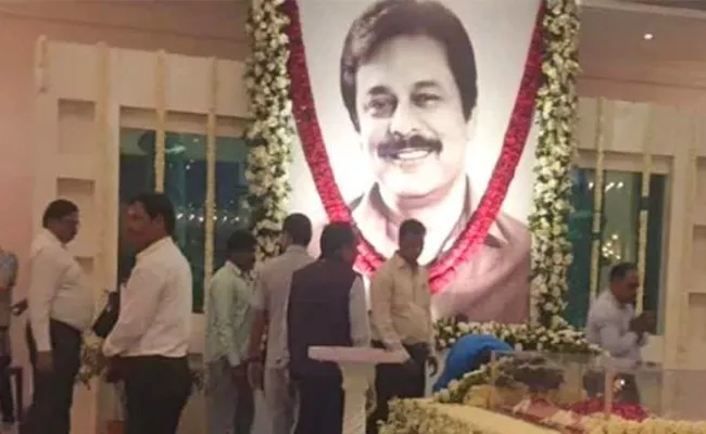 Sahara group chairman Subrata Roy last rites at Lucknow by his grandson - Sakshi