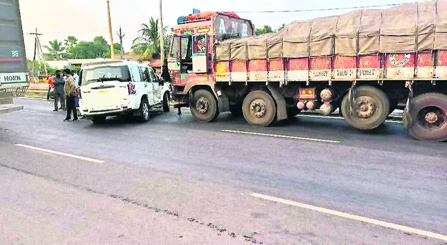 ప్రమాదానికి గురైన గిడ్డి ఈశ్వరి కారు  - Sakshi