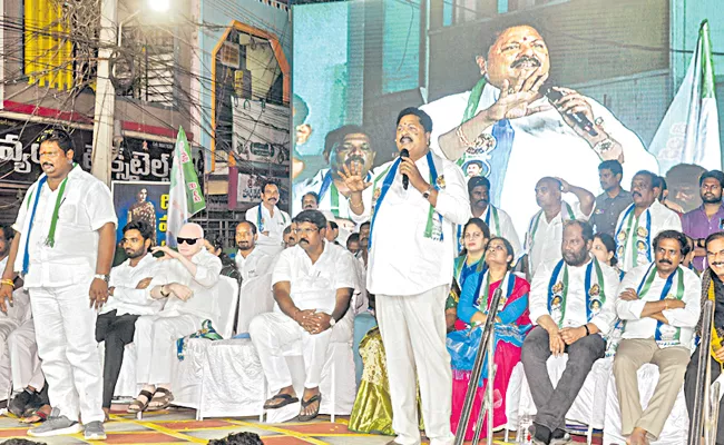 YSRCP Samajika Sadhikara Yatra Public at Kothapeta - Sakshi