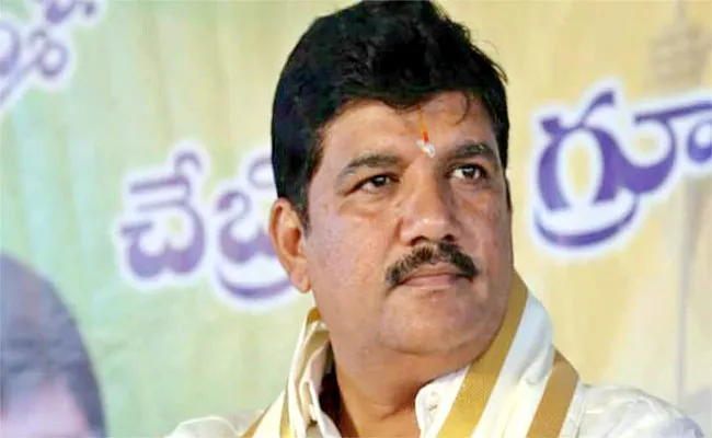 Former Tdp Mla Dhulipalla Narendra Escape - Sakshi