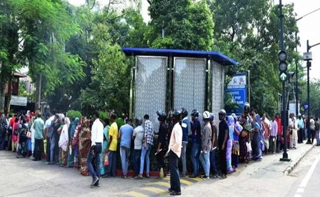 People In Queue To Exchange rs 2000 Notes After Last Date Quizzed At RBI - Sakshi