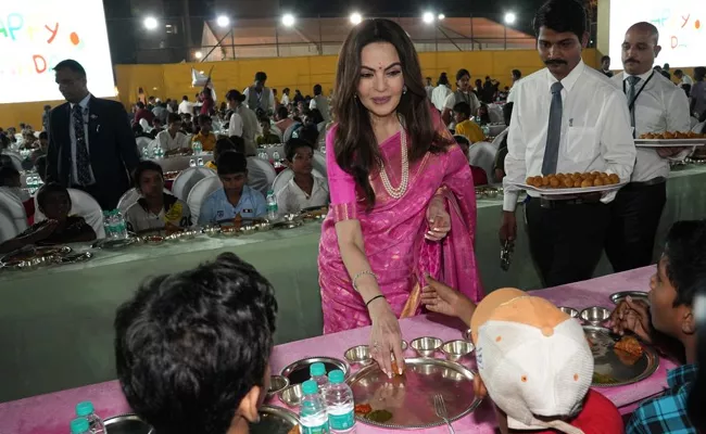 Nita Ambani Celebrates 60th Birthday By Serving food to Underprivileged - Sakshi