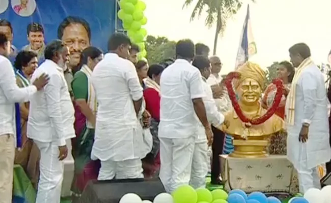 YSRCP Samajika Sadhikara Bus Yatra At Anakapalle - Sakshi