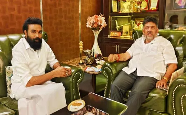 Ex Minister Sriramulu meets Dy CM DK Shivakumar triggers speculations joining Congress - Sakshi