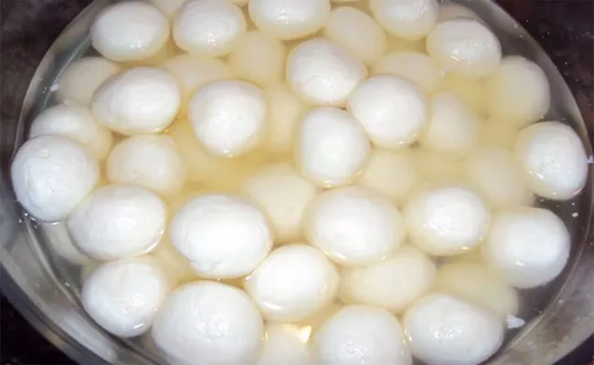 Wedding Hall became a Battlefield Fight for Eat Rasgulla - Sakshi