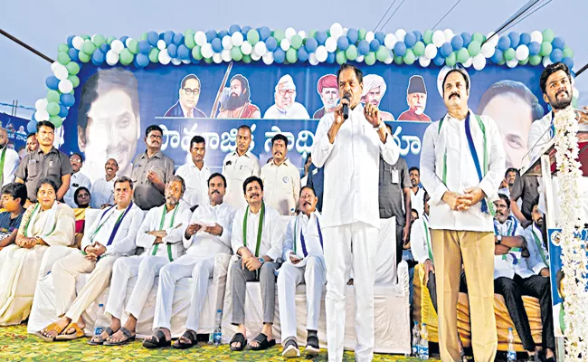 YSRCP Bus Yatra Huge Success At Banaganapalli - Sakshi