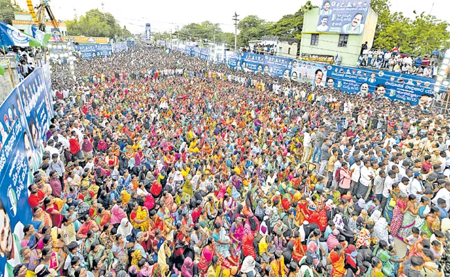 YSRCP Bus Yatra Huge Success At Visakhapatnam - Sakshi