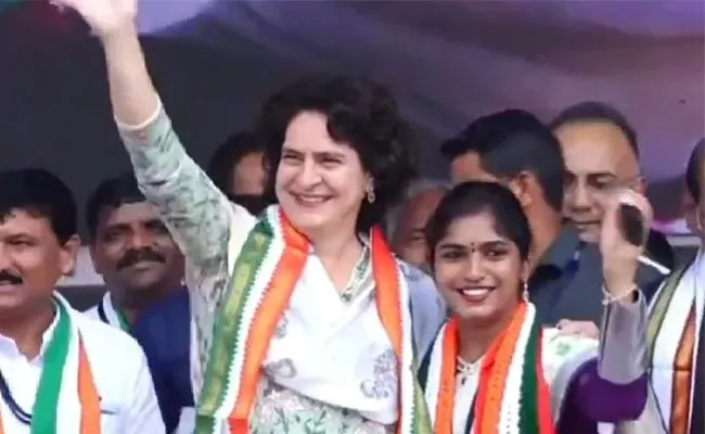 Priyanka Gandhi Serious Comments On KCR Government - Sakshi